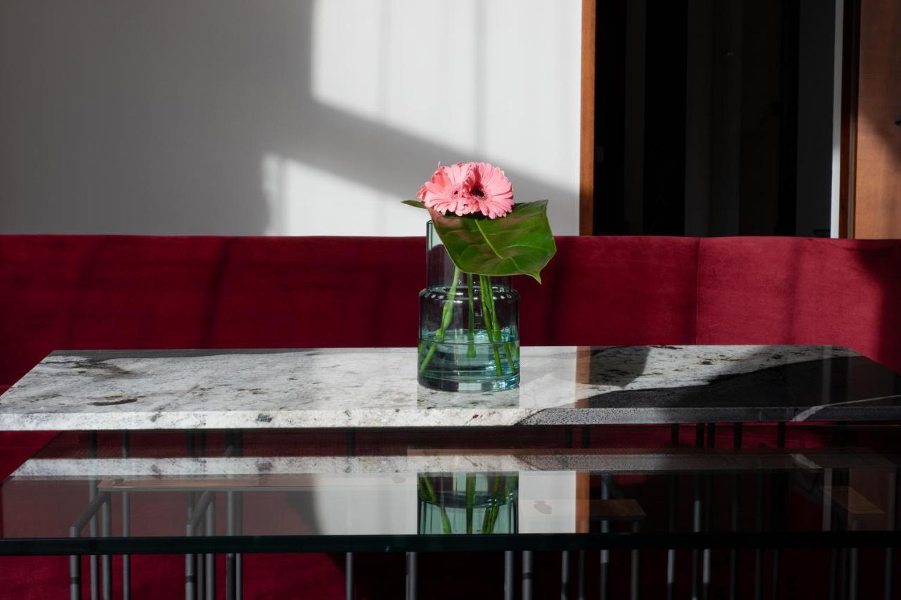 Hotel Monopol Βρότσλαβ Εξωτερικό φωτογραφία A table with a flower vase