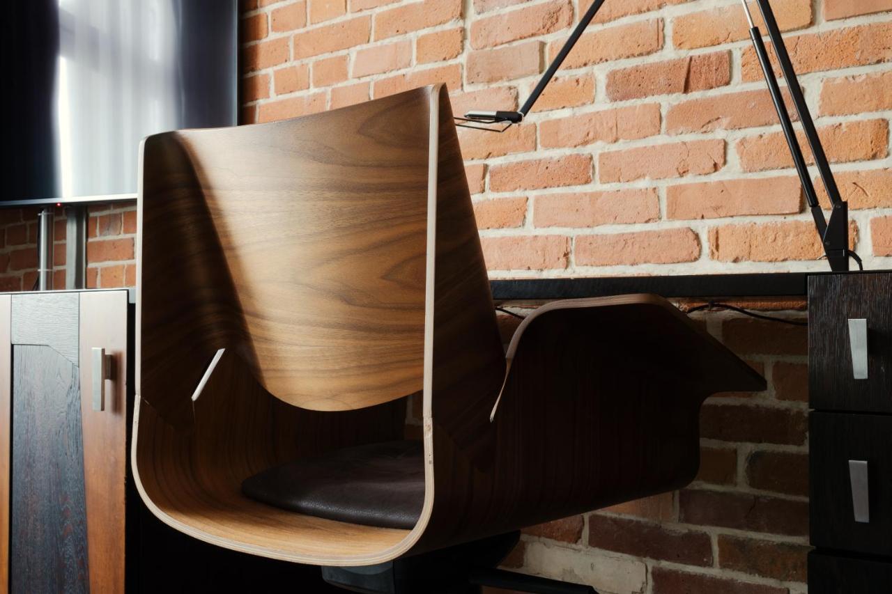 Hotel Monopol Βρότσλαβ Εξωτερικό φωτογραφία A chair made of bent plywood