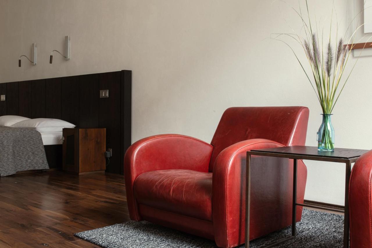 Hotel Monopol Βρότσλαβ Εξωτερικό φωτογραφία A leather chair