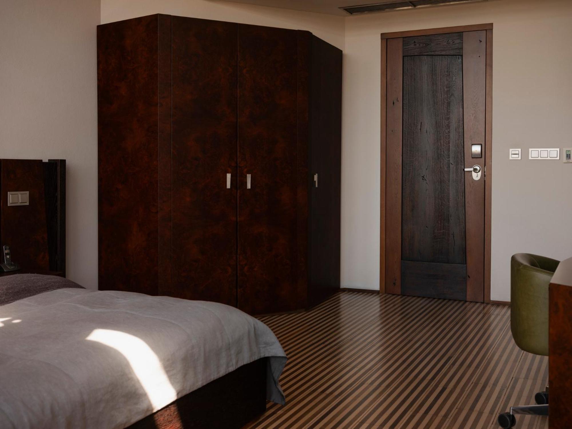 Hotel Monopol Βρότσλαβ Εξωτερικό φωτογραφία A bedroom with a wardrobe